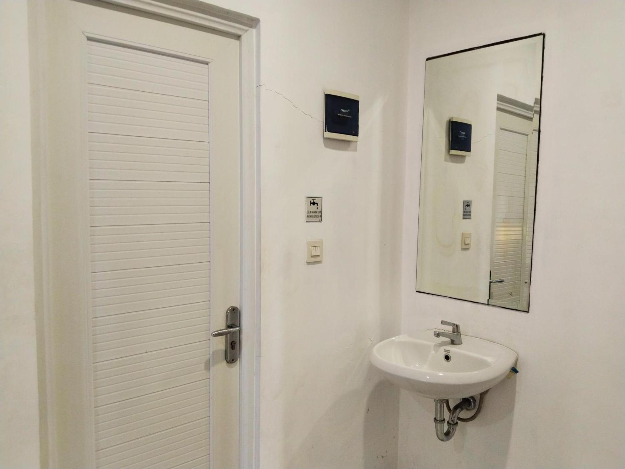 Dejati House Hotel Bekasi Luaran gambar