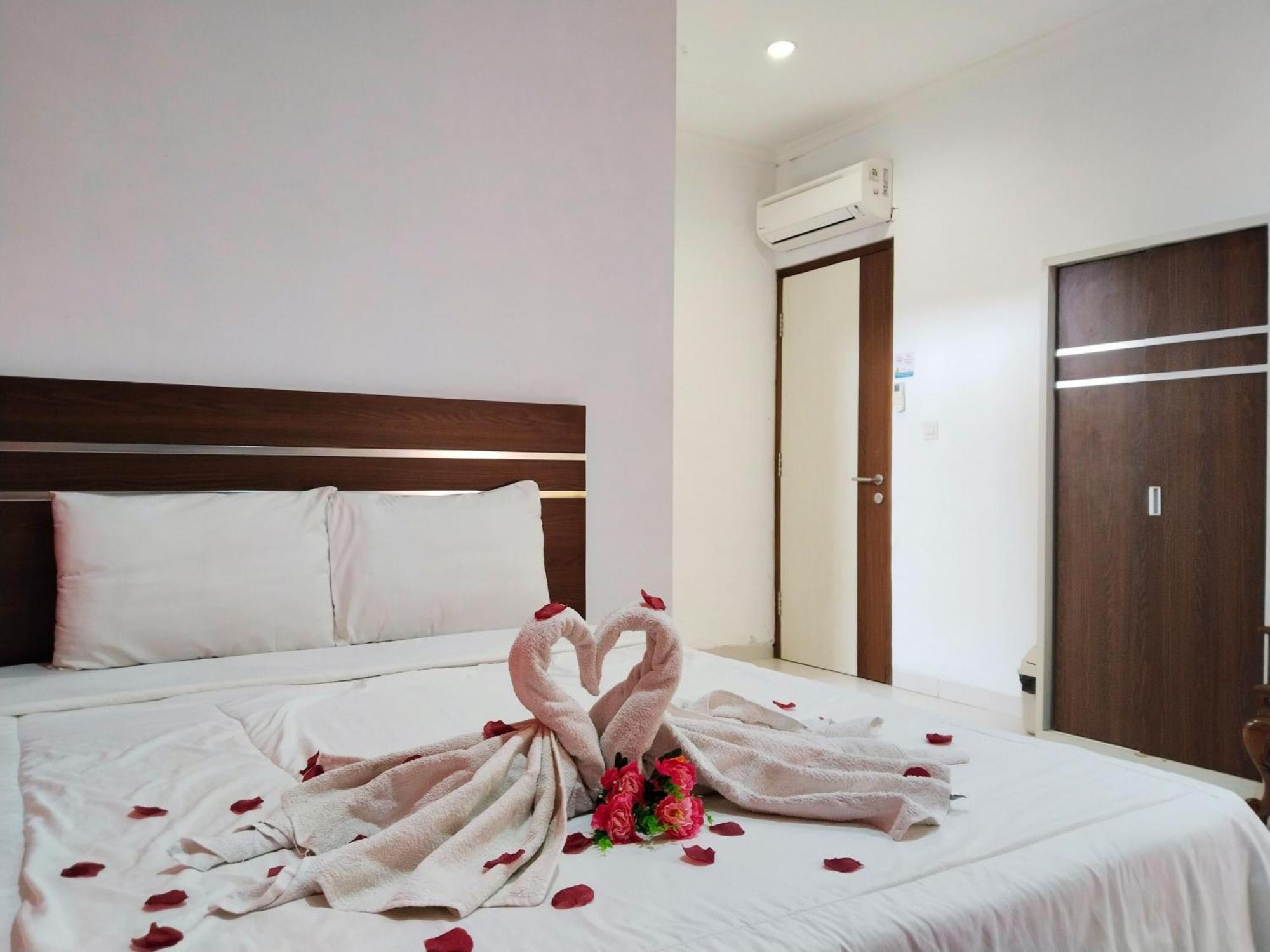 Dejati House Hotel Bekasi Luaran gambar