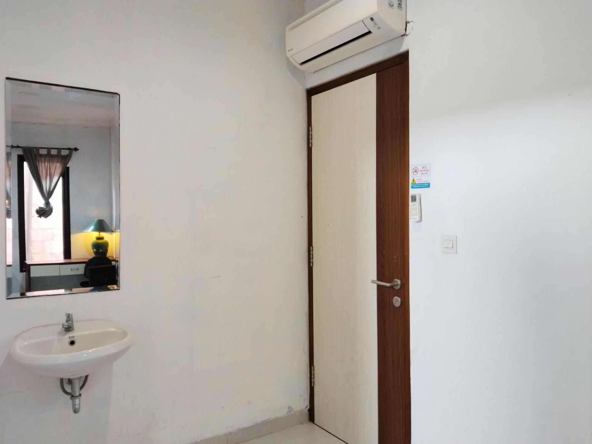 Dejati House Hotel Bekasi Luaran gambar