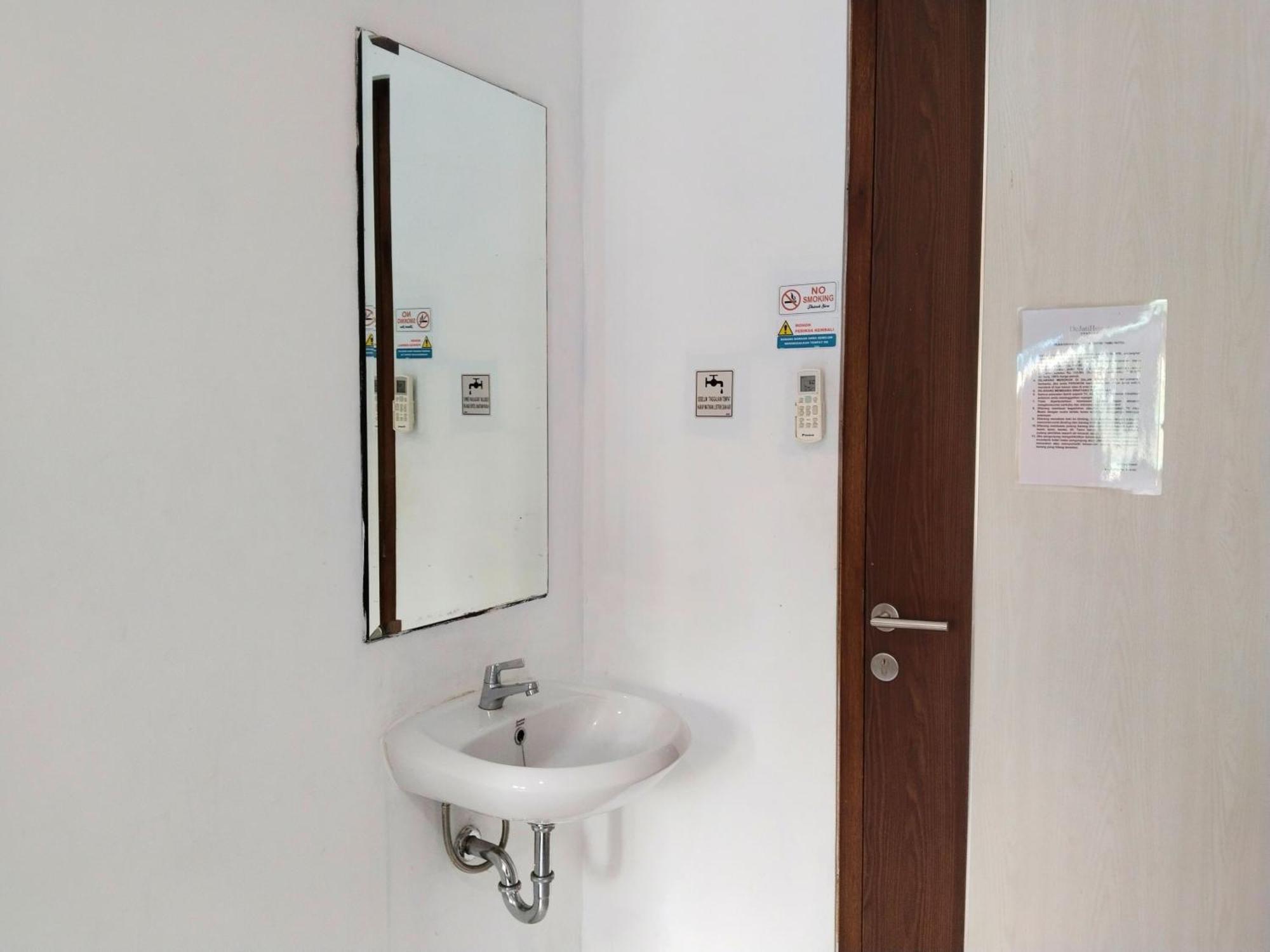 Dejati House Hotel Bekasi Luaran gambar