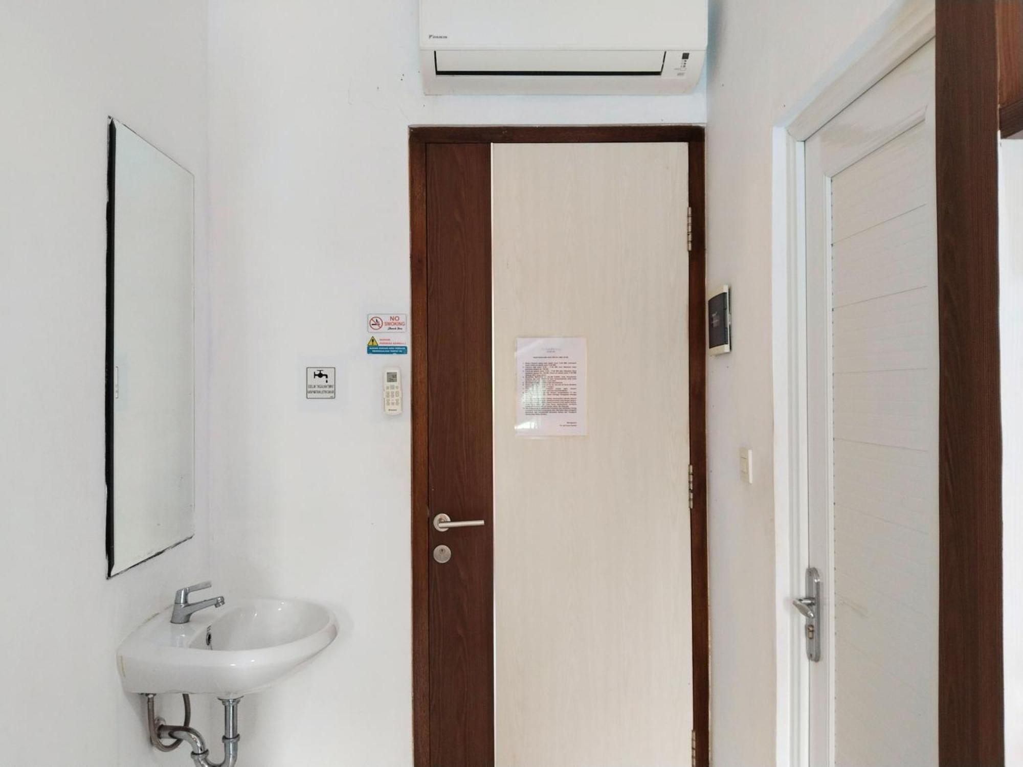 Dejati House Hotel Bekasi Luaran gambar