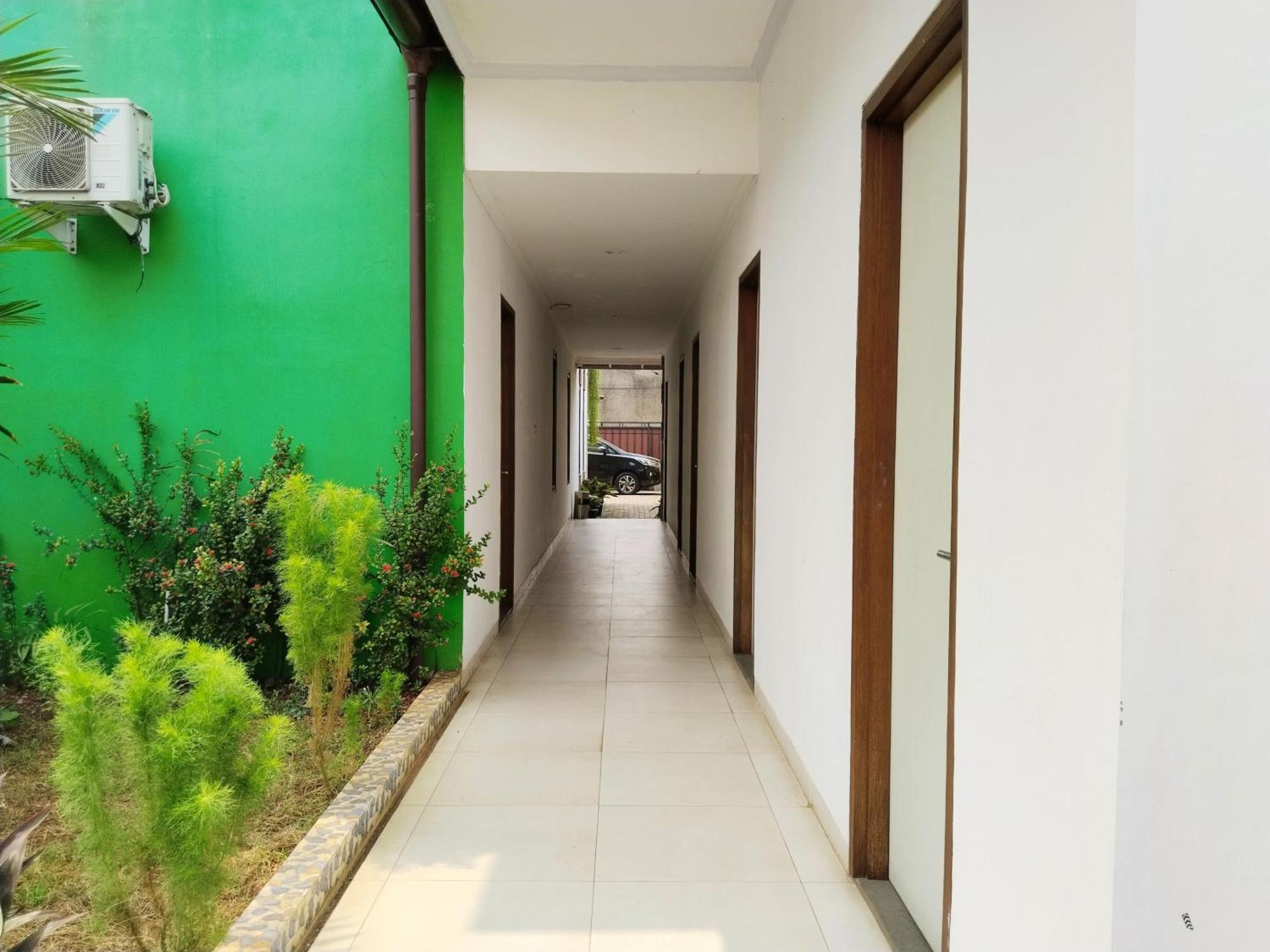 Dejati House Hotel Bekasi Luaran gambar