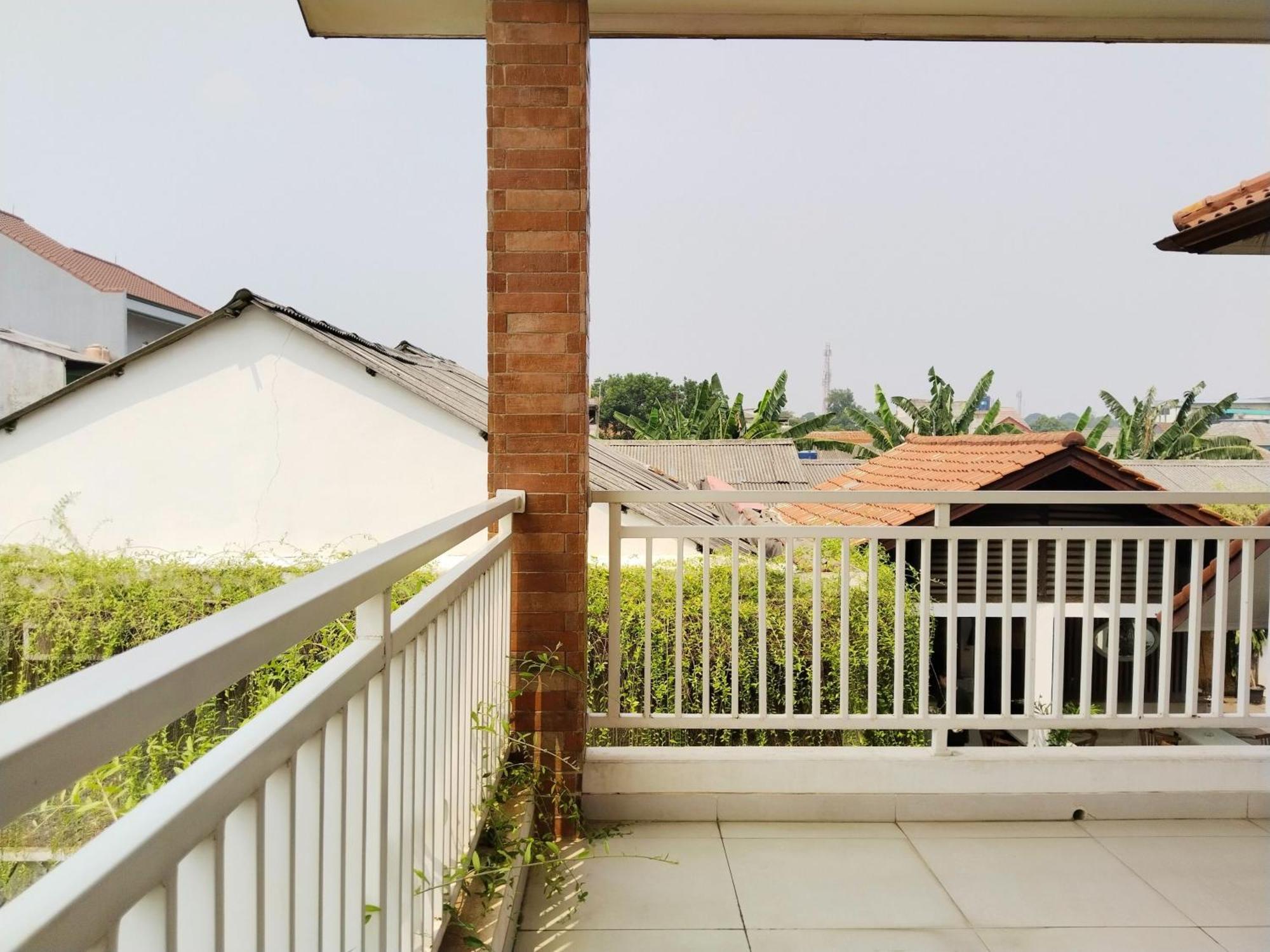 Dejati House Hotel Bekasi Luaran gambar