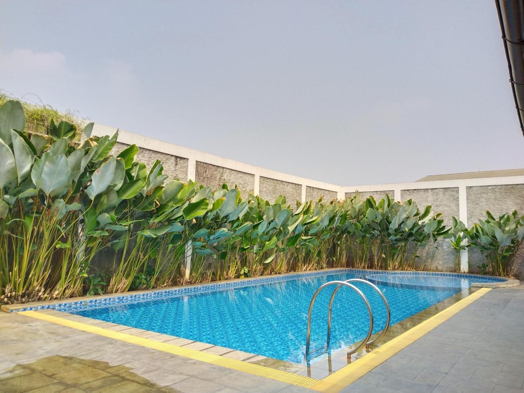 Dejati House Hotel Bekasi Luaran gambar