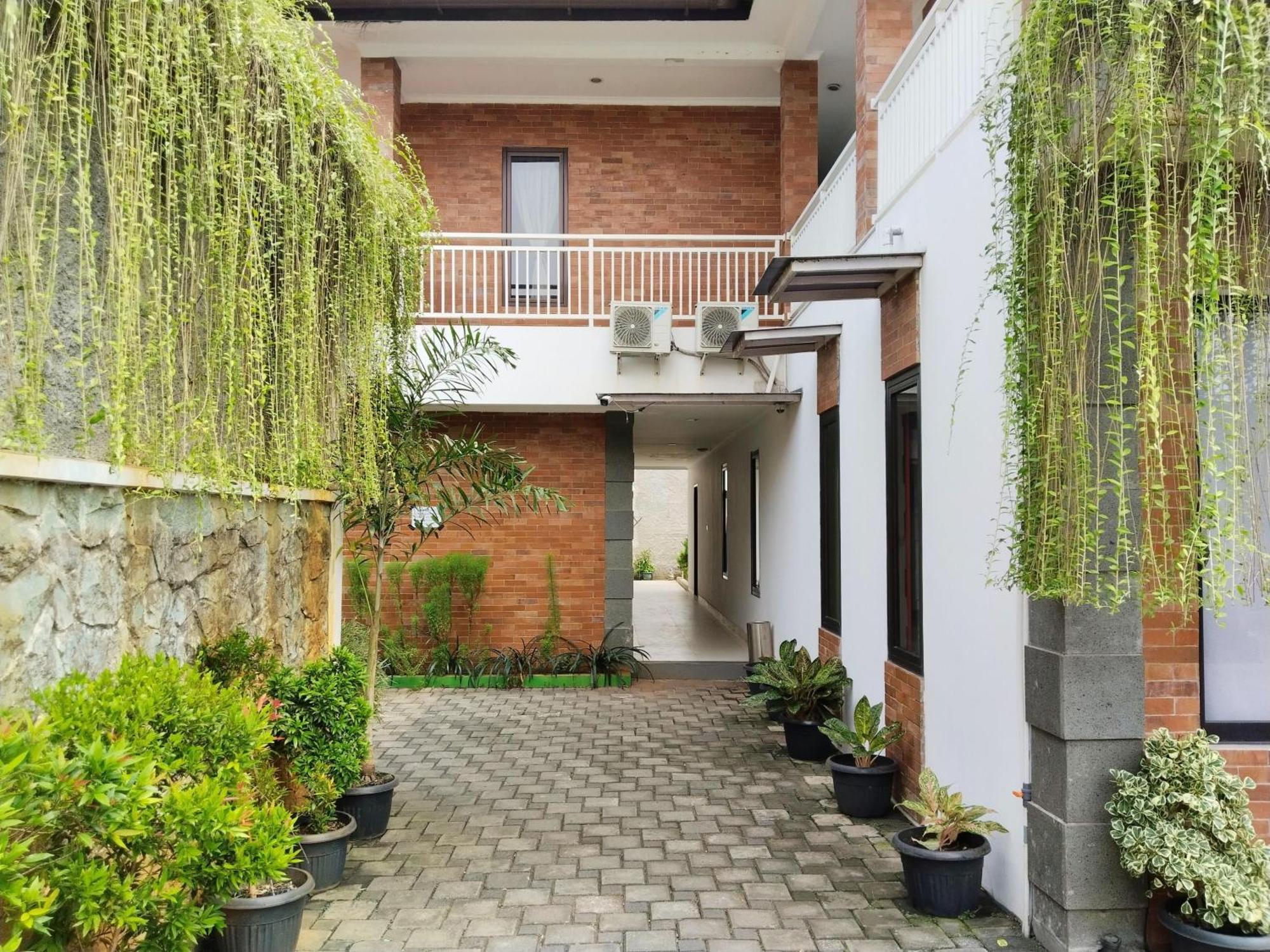 Dejati House Hotel Bekasi Luaran gambar