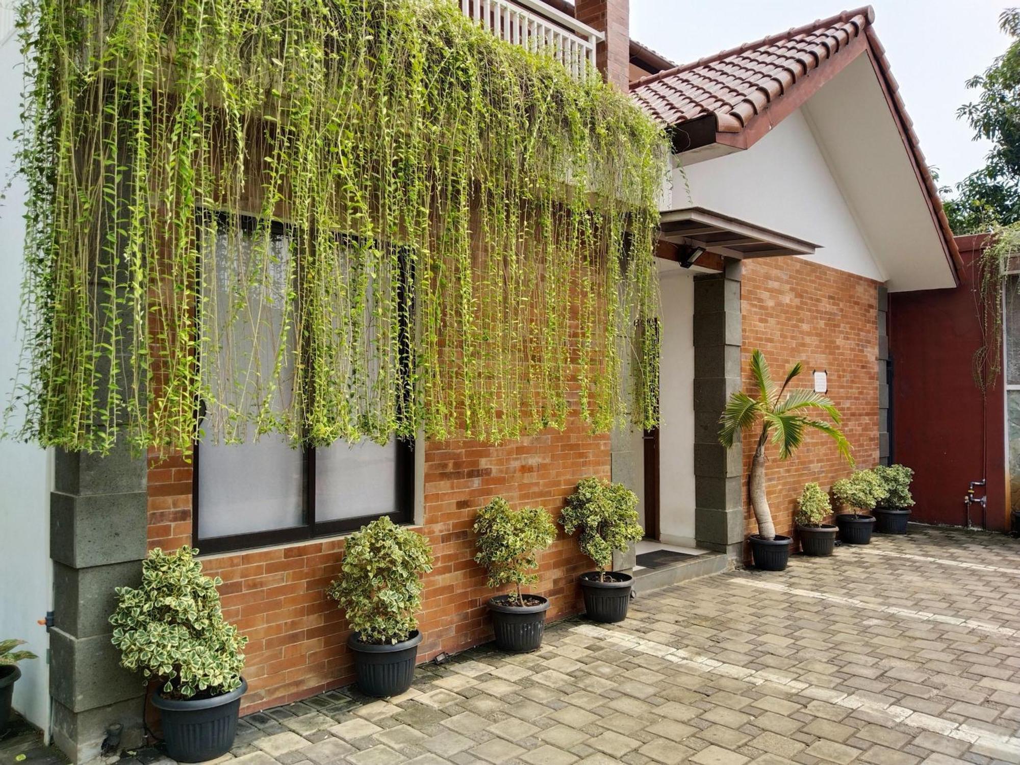 Dejati House Hotel Bekasi Luaran gambar