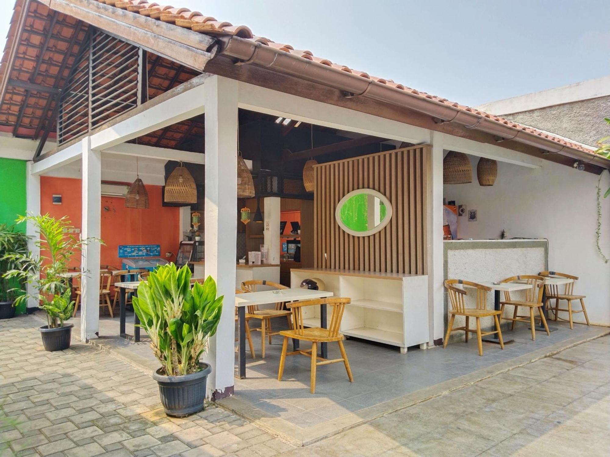 Dejati House Hotel Bekasi Luaran gambar
