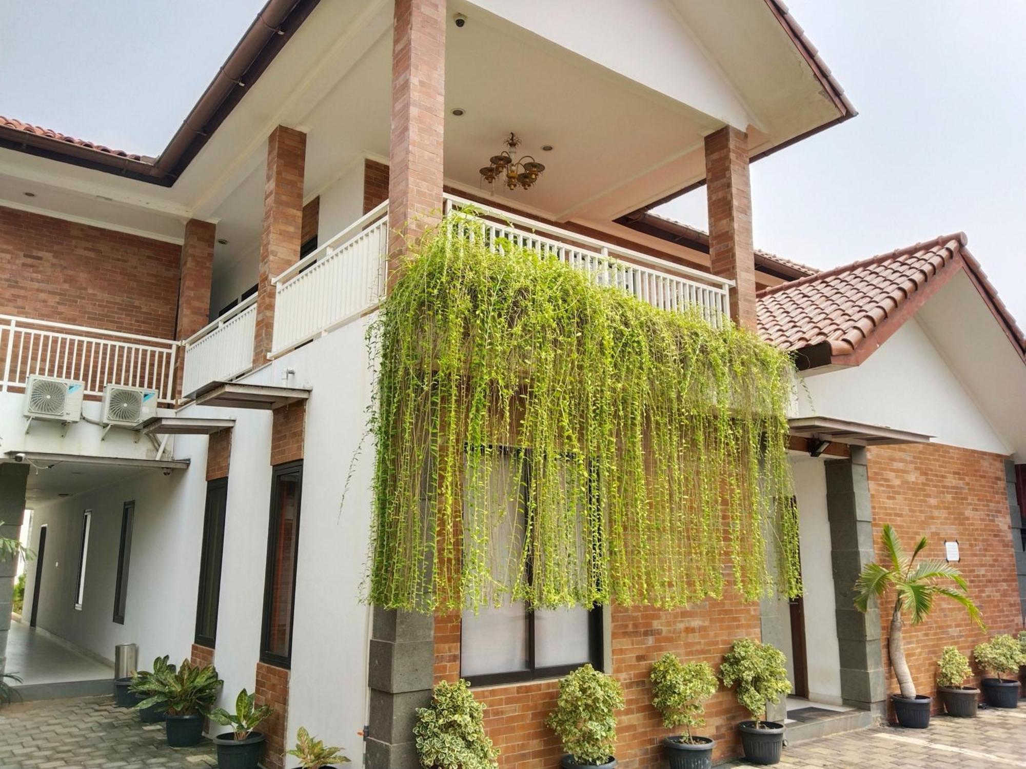 Dejati House Hotel Bekasi Luaran gambar