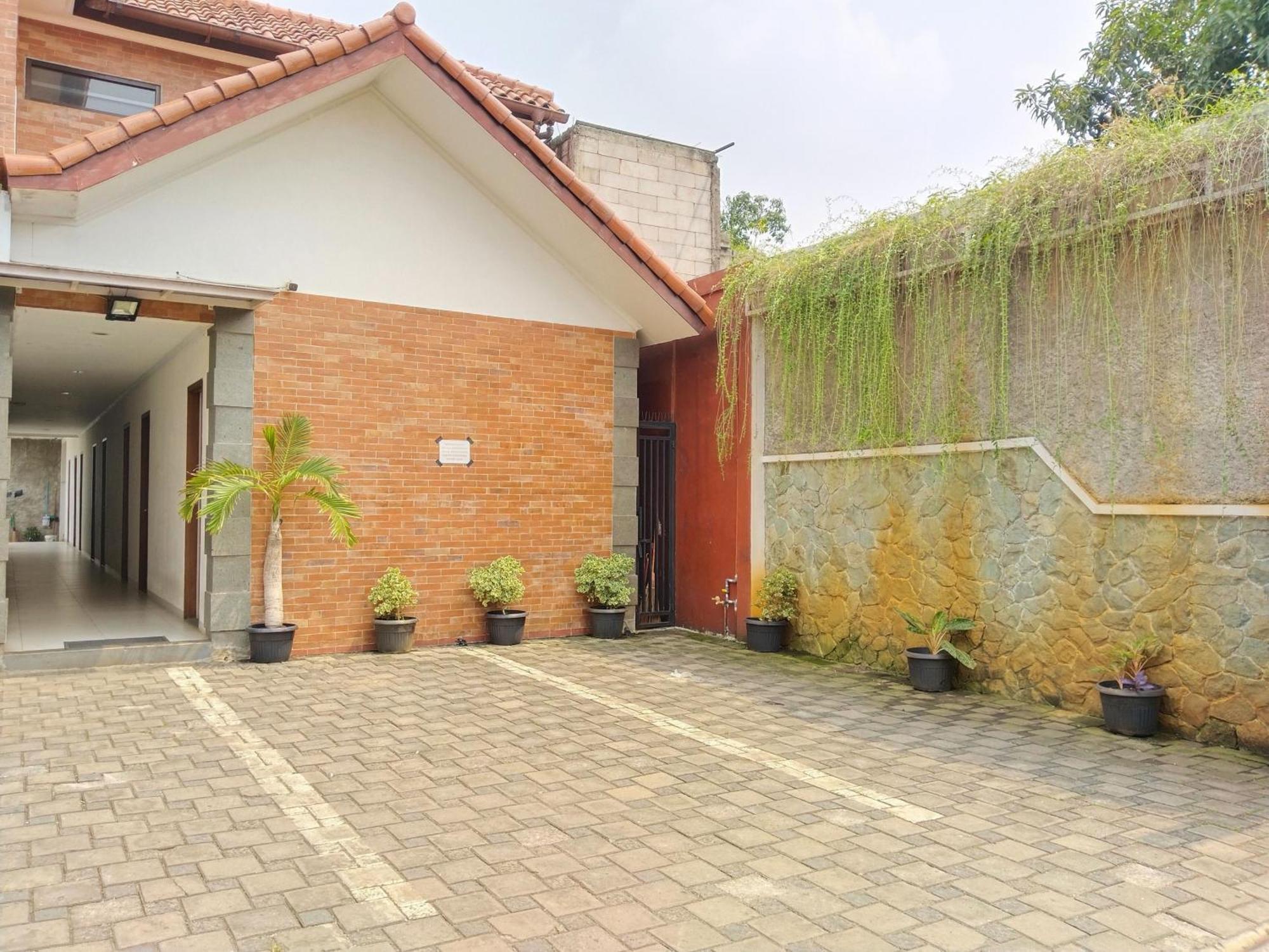 Dejati House Hotel Bekasi Luaran gambar