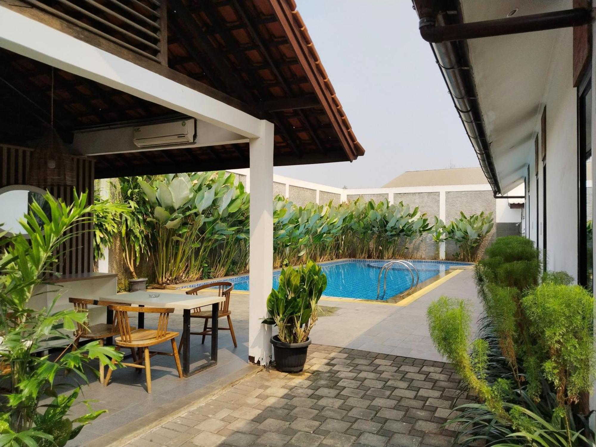 Dejati House Hotel Bekasi Luaran gambar