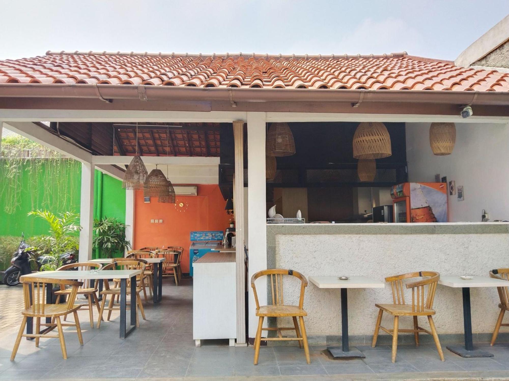 Dejati House Hotel Bekasi Luaran gambar