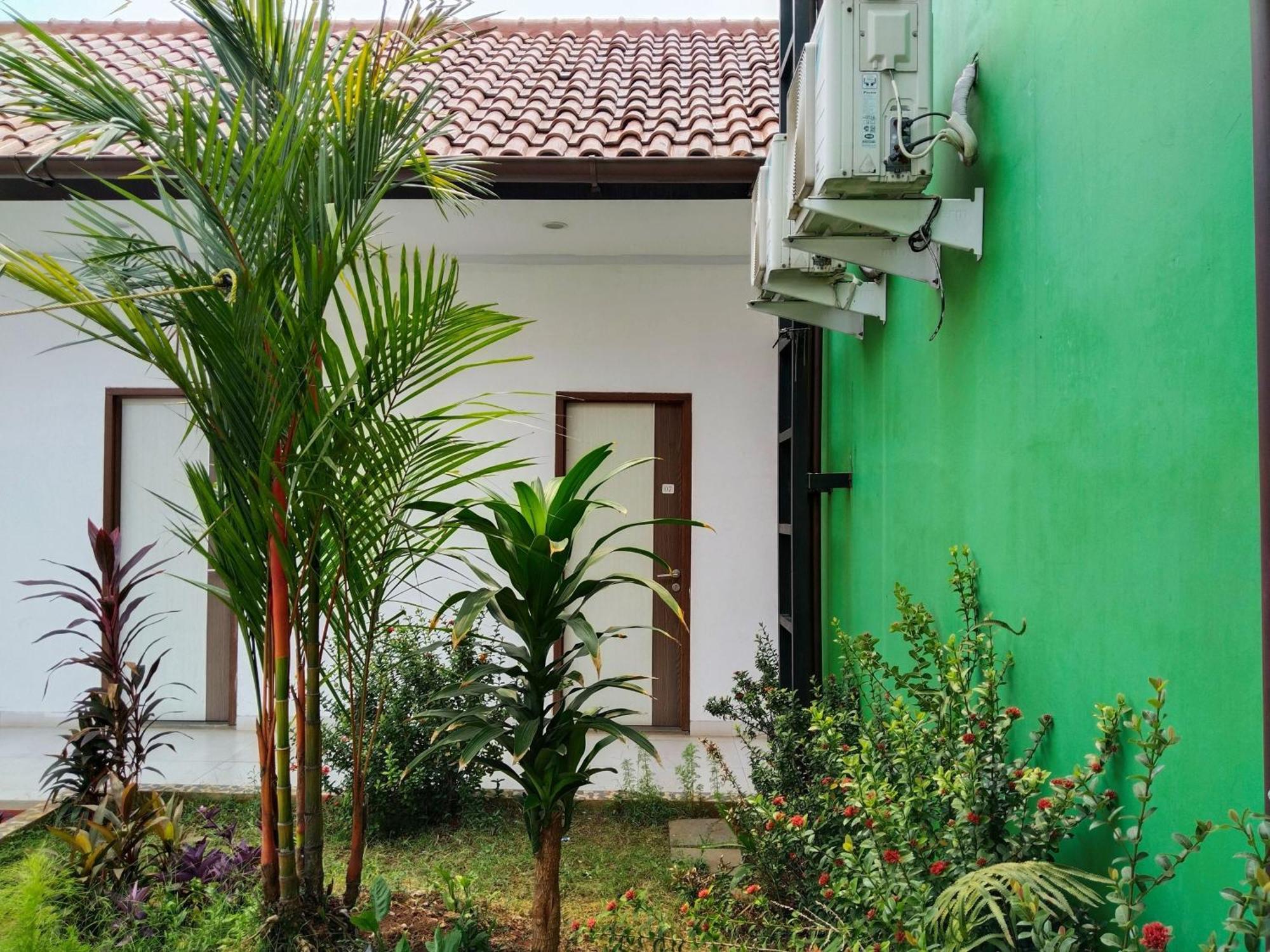 Dejati House Hotel Bekasi Luaran gambar